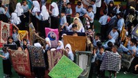 Siswa didampingi guru mengikuti acara parade sajadah di lingkungan SD Negeri Joglo Solo, Jawa Tengah, Rabu (11/2/2026). para siswa membawa sajadah masing-masing dengan beragam warna dan motif. Parade berlangsung tertib dan penuh antusias, menciptakan suasana religius sekaligus edukatif menjelang datangnya Ramadan. ANTARA FOTO/Maulana Surya