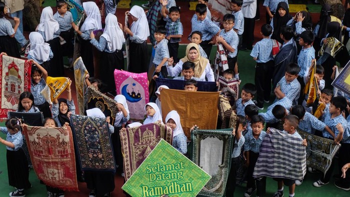 Siswa didampingi guru mengikuti acara parade sajadah di lingkungan SD Negeri Joglo Solo, Jawa Tengah, Rabu (11/2/2026). Aksi tersebut digelar untuk menyambut bulan suci Ramadhan dan mengajak umat muslim perbanyak ibadah. ANTARAFOTO/Maulana Surya