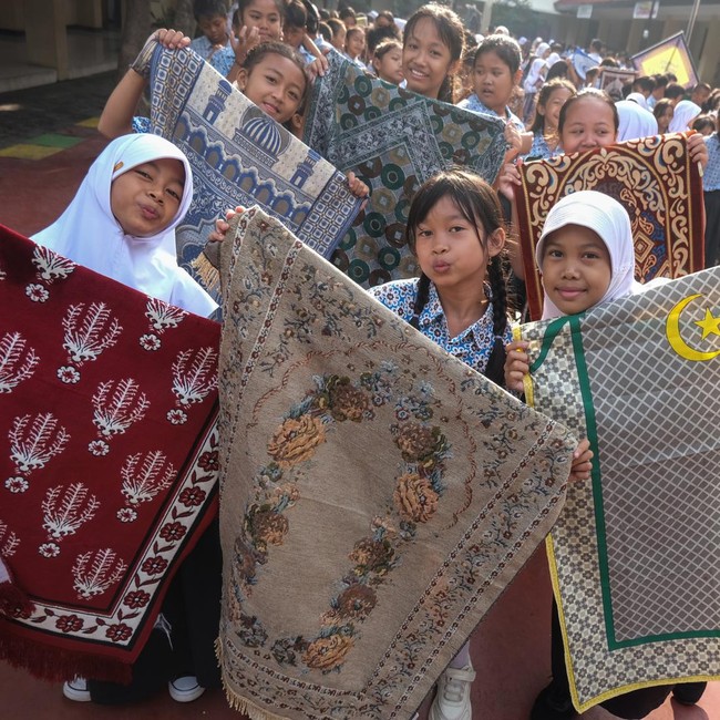 Sambut Ramadan, Siswa SD di Solo Gelar Parade Sajadah