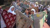 Selain parade, para guru juga memberikan edukasi singkat kepada siswa mengenai pentingnya menjalankan ibadah puasa, salat, serta amalan baik lainnya selama Ramadan. Kegiatan ini diharapkan dapat menumbuhkan semangat beribadah dan sikap positif dalam kehidupan sehari-hari. ANTARA FOTO/Maulana Surya