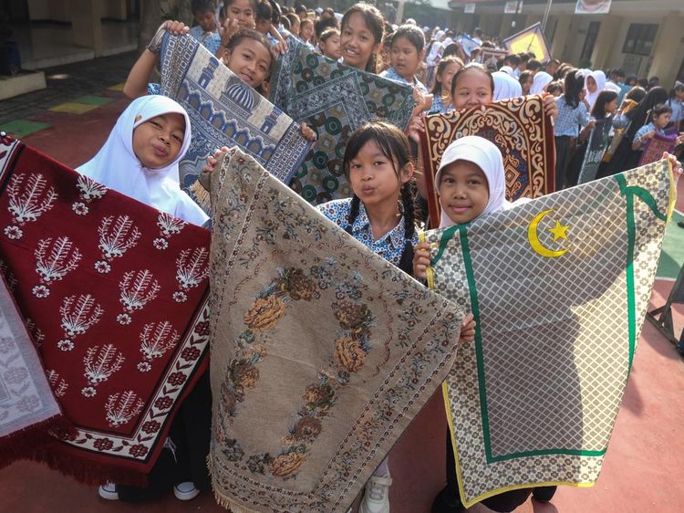 Sambut Ramadan, Siswa SD di Solo Gelar Parade Sajadah