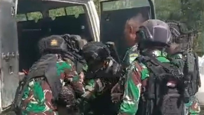 Organisasi Papua Merdeka menyerang rombongan kendaraan PT Freeport di Mimika. Satu prajurit TNI gugur dan satu warga sipil terluka.