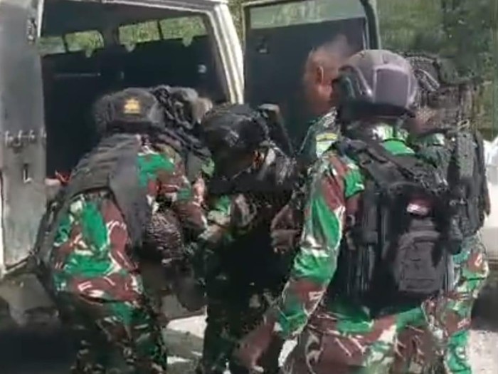 Organisasi Papua Merdeka menyerang rombongan kendaraan PT Freeport di Mimika. Satu prajurit TNI gugur dan satu warga sipil terluka.