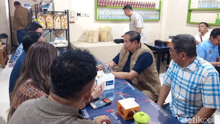 Presiden ke-6 Susilo Bambang Yudhoyono (SBY) napak tilas semasa muda di Magelang sembari menikmati Tahu Pojok Magelang. Pemilik tahu pojok mencatat SBY sudah kesembilan kalinya.