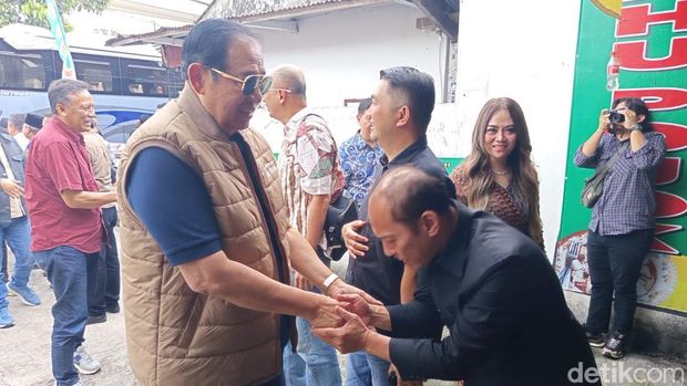 Presiden ke-6 Susilo Bambang Yudhoyono (SBY) napak tilas semasa muda di Magelang sembari menikmati Tahu Pojok Magelang. Pemilik tahu pojok mencatat SBY sudah kesembilan kalinya.