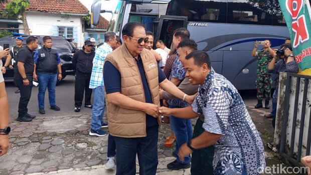 Presiden ke-6 Susilo Bambang Yudhoyono (SBY) napak tilas semasa muda di Magelang sembari menikmati Tahu Pojok Magelang. Pemilik tahu pojok mencatat SBY sudah kesembilan kalinya.