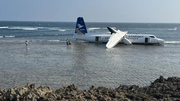 Sebanyak 55 penumpang dan awak pesawat maskapai Starsky Aviation berhasil selamat usai insiden tergelincir dari landasan dan masuk ke laut dangkal di Somalia. (AP Photo/Omar Faruk)