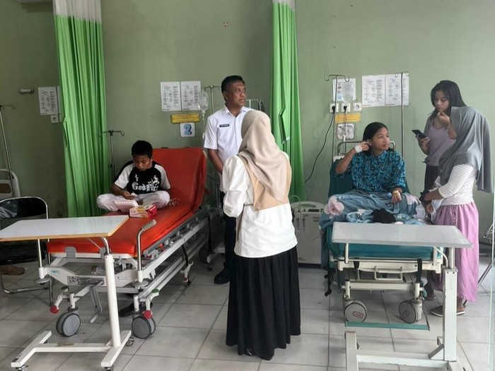 Sejumlah siswa di PPU menjalani perawatan karena muntah akibat konsumsi MBG. (dok Kadisdik PPU)