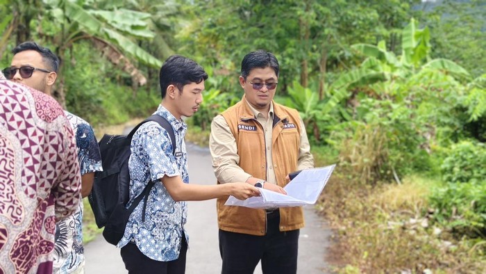 Sendi Apriadi, Kepala Dinas Perkim (Berkacamata/Rompi) melakukan pemantauan ke lahan relokasi yang akan dibangun perkampunga baru yang rencananya akan dinamai Kampung Mubarokah
