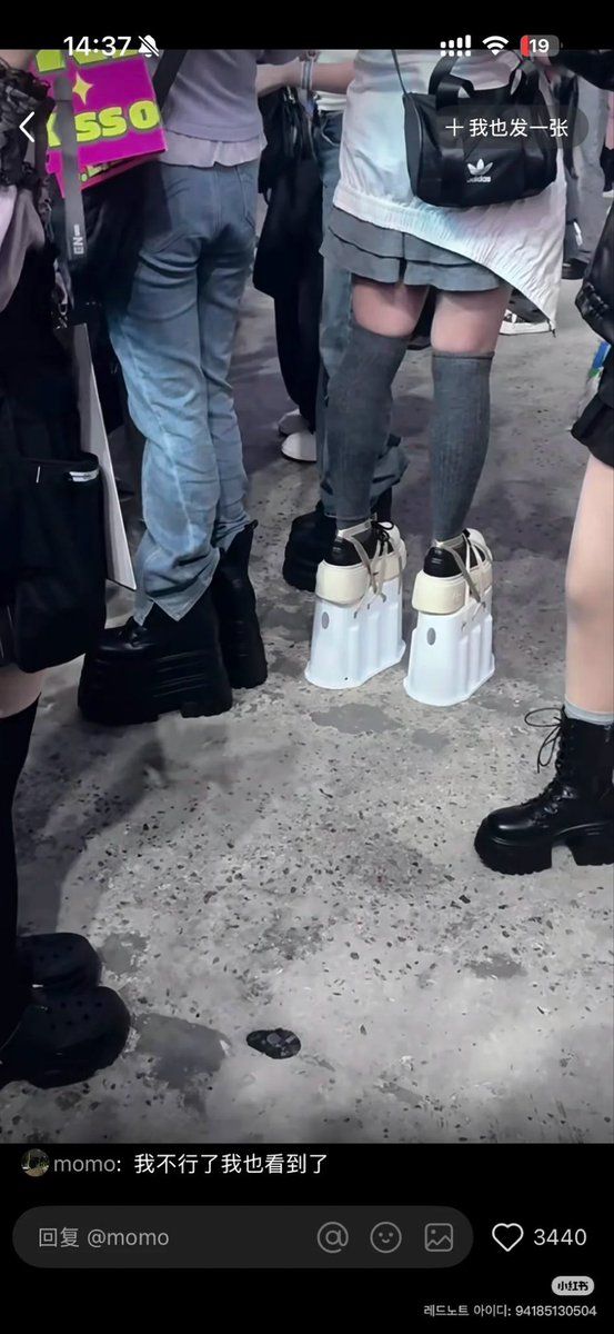 Sepatu boots dengan hak setinggi 20 cm menjadi standar baru menonton konser KPop. Sepatu boots dengan hak setinggi 20 cm menjadi standar baru menonton konser KPop.