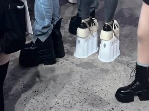 Sepatu Boots 20 Cm Jadi Standar Baru Nonton Konser KPop, Tuai Perdebatan