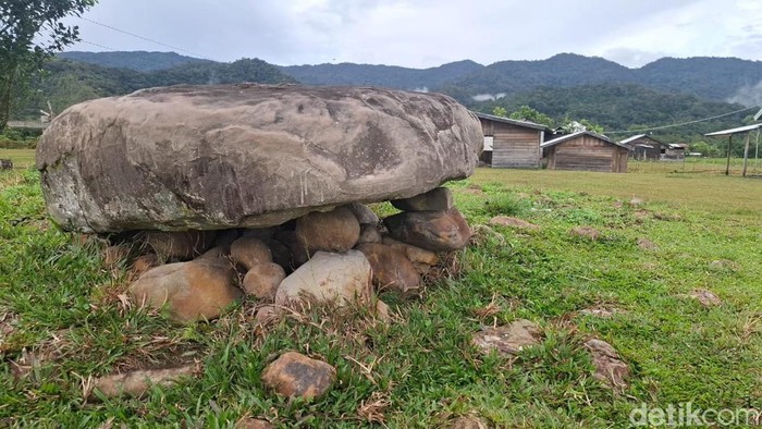 Situs Batu Perupun di Desa Wa Laya, Kecamatan Krayan, Kabupaten Nunukan.