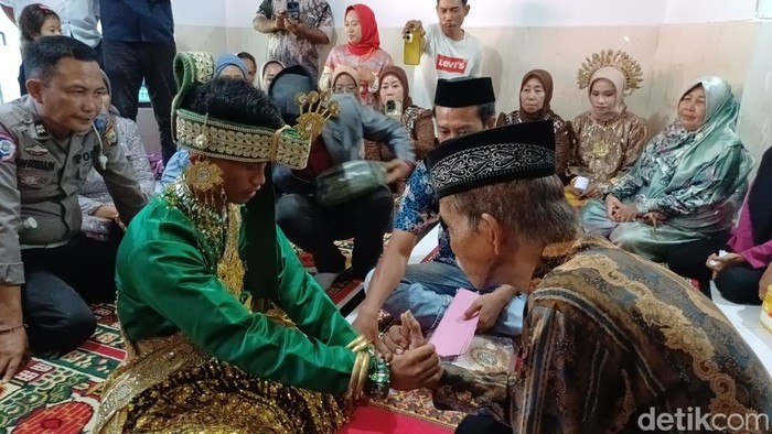Sopir berinisial MAR (19) terpaksa menikahi kekasihnya di Mapolres Pangkep usai truknya menimpa mobil hingga menewaskan 3 orang sekeluarga.