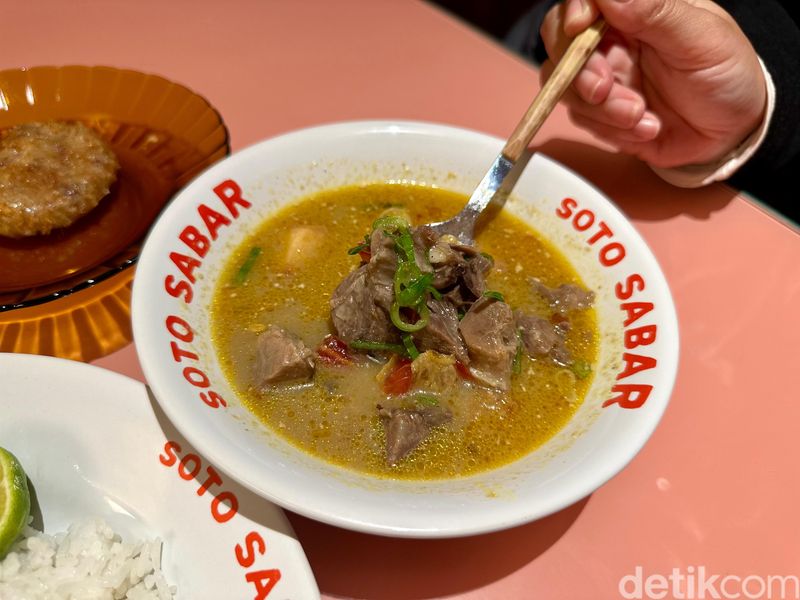 Soto Betawi daging dengan kuah creamy berbahan oatmilk jadi menu andalan.