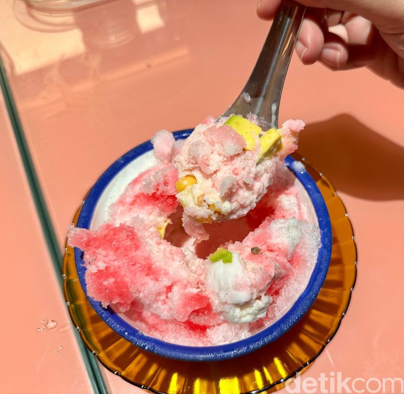 Buat pencuci mulut, pelanggan bisa cicip Es Nona di Soto Sabar.