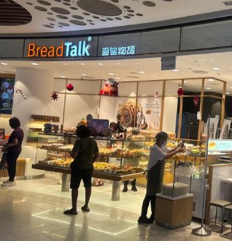 Staff Bakery BreadTalk Dikecam Gegara Bersihkan Etalase Pakai Sapu! Staff Bakery BreadTalk Dikecam Gegara Bersihkan Etalase Pakai Sapu!