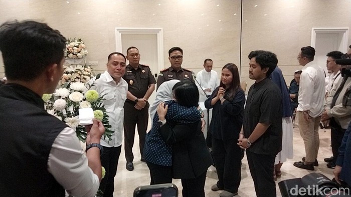 Suasana di rumah duka mendiang Ketua DPRD Surabaya Adi Sutarwijono.