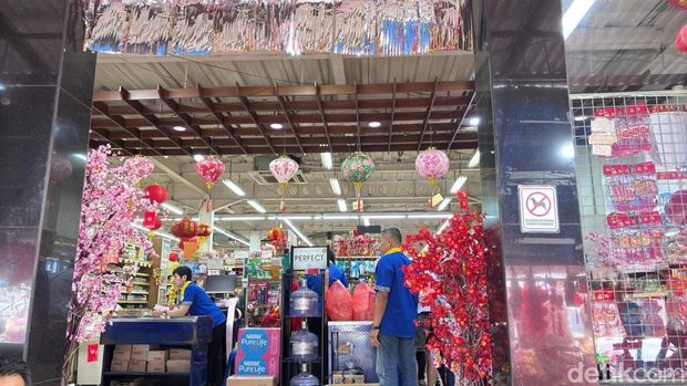 Tampilan depan Swalayan Tiara