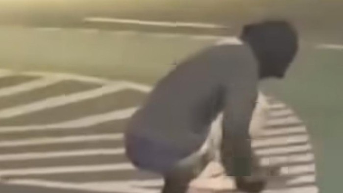 **Misteri Sosok Bertopeng di Cawang yang Bongkar 'Mata Kucing': Video Viral Terkuak!**