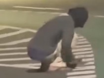 Viral Sosok Bertopeng Bongkar Mata Kucing Jalan di Cawang, Polisi Selidiki