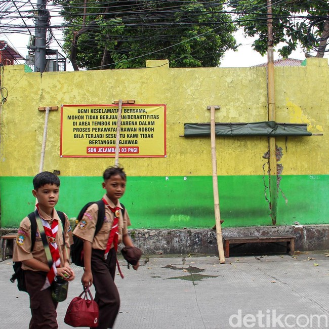 Tembok SD di Jakbar Nyaris Ambruk, Disangga Kayu Demi Keselamatan