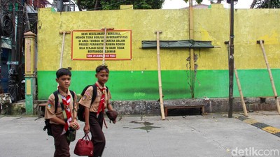 Tembok SD di Jakbar Nyaris Ambruk, Disangga Kayu Demi Keselamatan