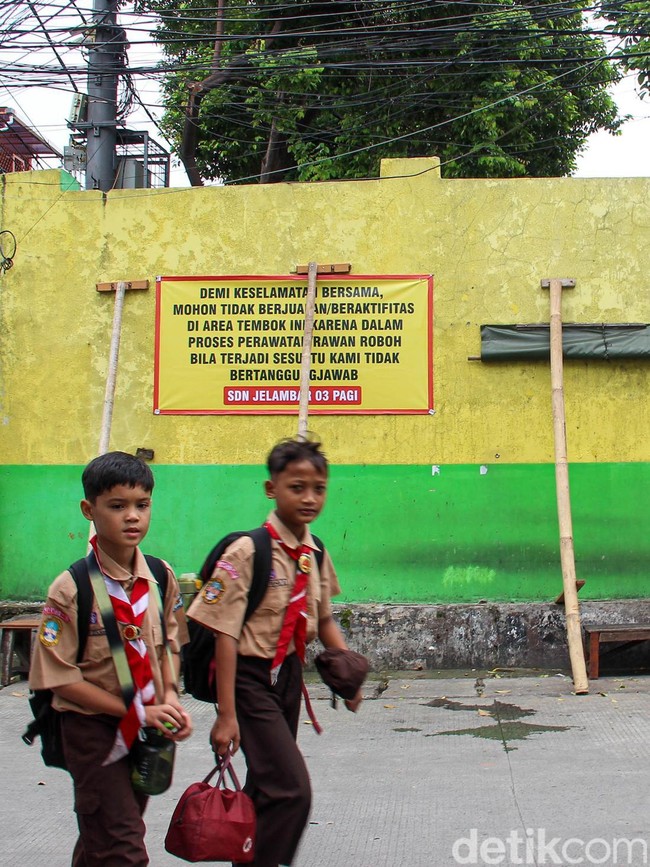 Tembok SD di Jakbar Nyaris Ambruk, Disangga Kayu Demi Keselamatan