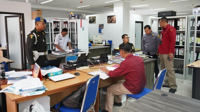 Tim Pidsus Kejati Kaltara melakukan penggeledahan disalah satu satu OPD lingkup Kaltara. (dok Penkum Kejati Kaltara).