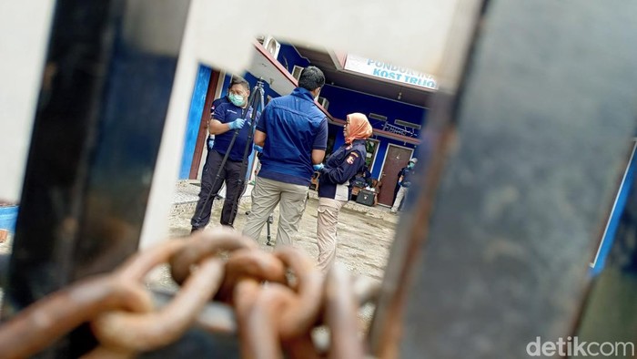 Tim Puslabfor Mabes Polri mendatangi penginapan tempat Hindradjaja (61) ditemukan tewas untuk melakukan proses identifikasi TKP.