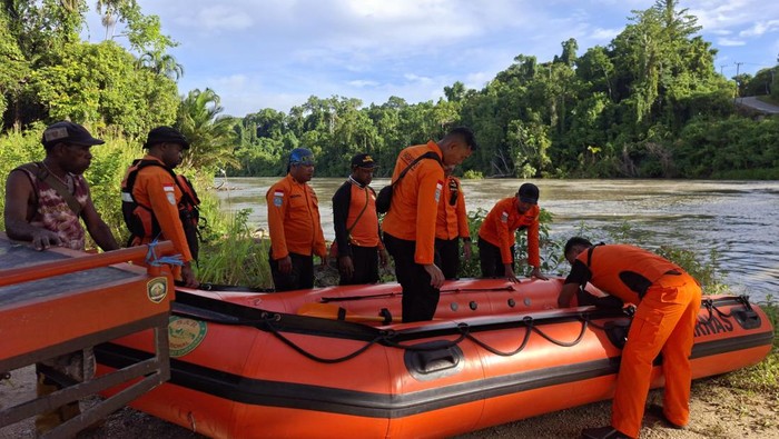 Tim SAR bersiap melakukan pencarian pria hilang diterkam buaya di Jayapura.