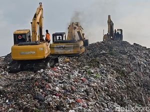Mobil Sampah Antre di Putri Cempo, Walkot Sebut Mesin Pemilah Sering Rusak