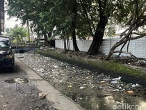 Sampah Berserakan di Pinggir Jalan dan Drainase Kertapati, Camat Diultimatum