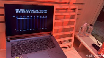 Kondisi laptop Asus di ruangan bersuhu 44 derajat Celcius masih beroperasi normal.Foto: Adi Fida Rahman/detikINET