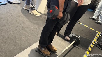 Asus juga melakukan weight pressure test. Laptop diberi tekanan besar pada bodi utama dan layar untuk mensimulasikan kondisi saat perangkat tertindih barang berat di dalam tas. Foto: Adi Fida Rahman/detikINET