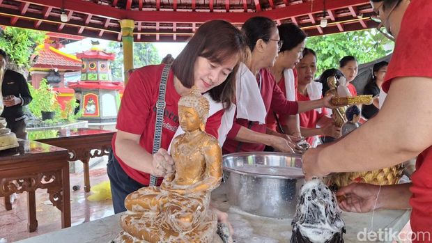 Persiapan imlek di Vihara Dharmayana Kuta, Badung, Bali.