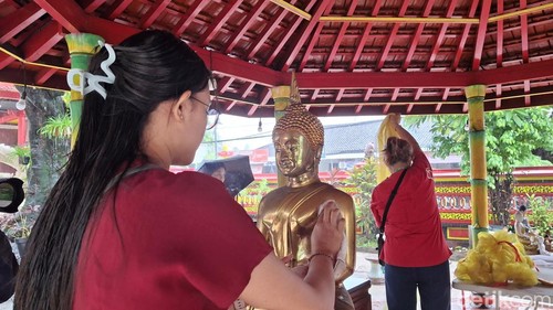 Umat Vihara Dharmayana Kuta melakukan persiapan Imlek dengan membersihkan arca, Rabu (11/2/2026).