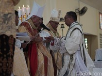 Uskup Kleden Sentil Kemiskinan hingga Pinjol Saat Tahbisan Romo Hans