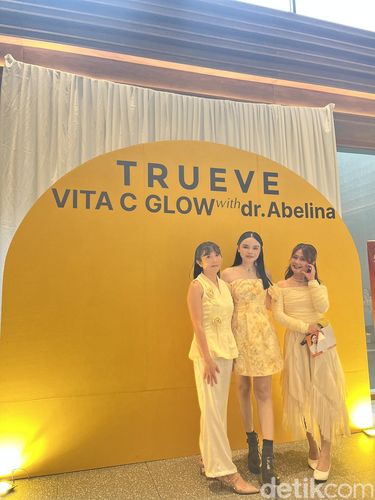 dr. Abelina Dini Fitria, dokter estetika (dokter kecantikan) dan influencer, saat launching Vita C Glow Trueve.