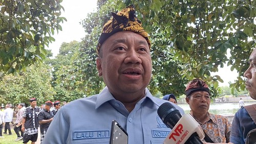 Wakil Ketua Komisi X DPR RI, Lalu Hadrian Irfani, saat diwawancarai seusai kunker di Taman Mayura, Mataram, Rabu (11/2/2026) sore. (Nathea Citra/detikBali)