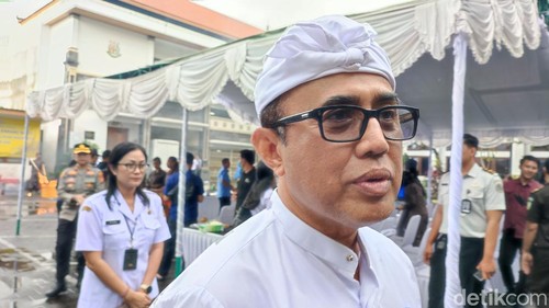 Wali Kota Denpasar IGN Jaya Negara dalam pemusnahan barang bukti di Kejari Denpasar, Rabu (11/2/2026). (Ahmad Firizqi Irwan/detikBali).