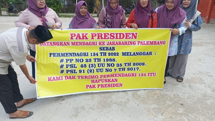 Warga Jakabaring mengeluhkan pembangunan kantor kelurahan Banyuasin ke Wamen PKP Fahri Hamzah