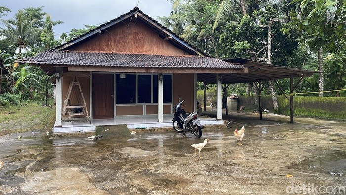 Penampakan warung yang menjadi lokasi pesta miras berujung maut di Desa Suwawal Timur Kecamatan Pakis Aji, Rabu (11/2/2026).