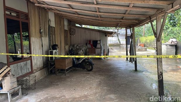 Warung balungan TKP miras maut Penampakan warung yang menjadi lokasi pesta miras berujung maut di Desa Suwawal Timur Kecamatan Pakis Aji, Rabu (11/2/2026).