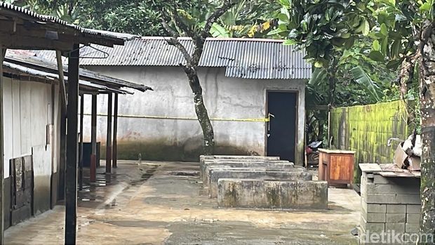 Warung balungan TKP miras maut Penampakan warung yang menjadi lokasi pesta miras berujung maut di Desa Suwawal Timur Kecamatan Pakis Aji, Rabu (11/2/2026).