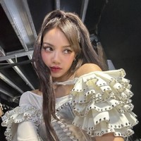 Lisa BLACKPINK terlihat seperti boneka saat memakai gaya makeup Korea Selatan, matanya pun tampak lebih besar. Ia memakai blush on dan lipstik berwarna soft yang menghadirkan kesan imut dan manis. Foto: Instagram