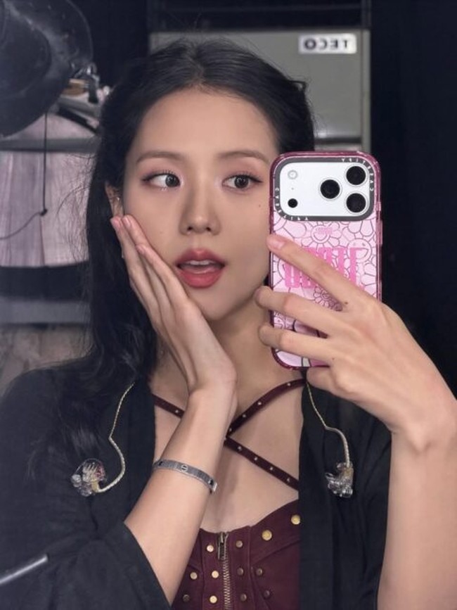 Visual girl group BLACKPINK, Jisoo juga kerap memakai warna-warna soft pada eyeshadow, lipstik, dan blush on. Foundation yang digunakan juga dibuat sedikit lebih cerai dari warna kulit aslinya jika melakukan promosi di Korea Selatan. Foto: Instagram