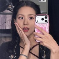 Visual girl group BLACKPINK, Jisoo juga kerap memakai warna-warna soft pada eyeshadow, lipstik, dan blush on. Foundation yang digunakan juga dibuat sedikit lebih cerai dari warna kulit aslinya jika melakukan promosi di Korea Selatan. Foto: Instagram