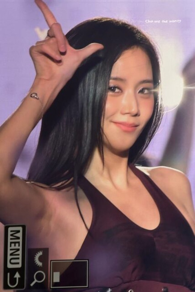 Jisoo sontak menghebohkan penggemar saat tampil dengan gaya makeup western dalam tur konser BLACKPINK di Jepang tahun ini. Ia menonjolkan warna kulit aslinya yang lebih tanned. Riasan mata smokey eyes menghadirkan sisi barunya. Foto: Instagram