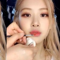 Rose BLACKPINK beberapa kali mengganti gaya makeup-nya. Di Korea Selatan, pelantun APT itu tampil dengan eyeshadow berwarna gelap dipadu dengan blush on dan lipstik bernuansa peach. Foto: Instagram
