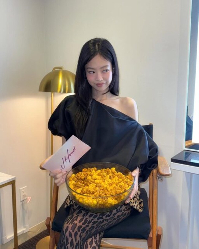 Jennie BLACKPINK terlihat imut dengan pulasan blush on peach, yang menonjolkan cheekbones dan pipi chubby-nya. Gaya ini mencerminkan ciri khas makeup Korea Selatan yang segar, youthful, dan natural. Foto: Instagram